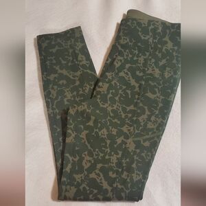 CAbi Green Camouflage Leggings. Sz M